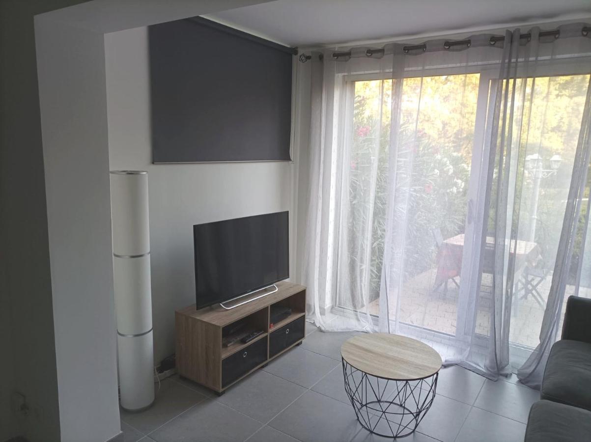 Charmant Studio Dans La Residence Haut Du Golf Сен-Рафаэль Экстерьер фото